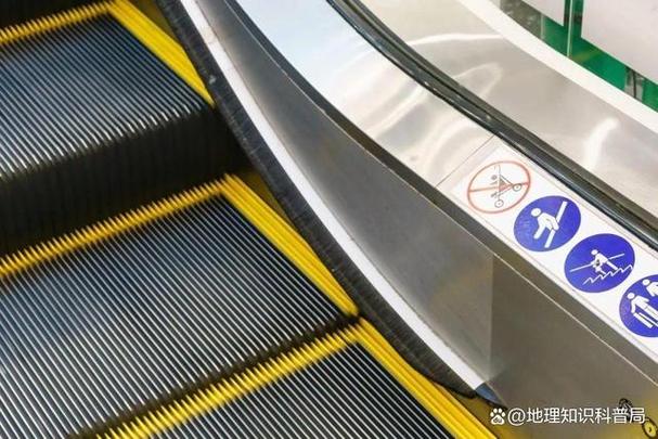 自动扶梯上的黑色刷子 守护安全的隐形卫士